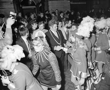 884056 Afbeelding van burgemeester H.J.L. Vonhoff die de handen schudt van majorettes bij zijn afscheidsreceptie voor ...